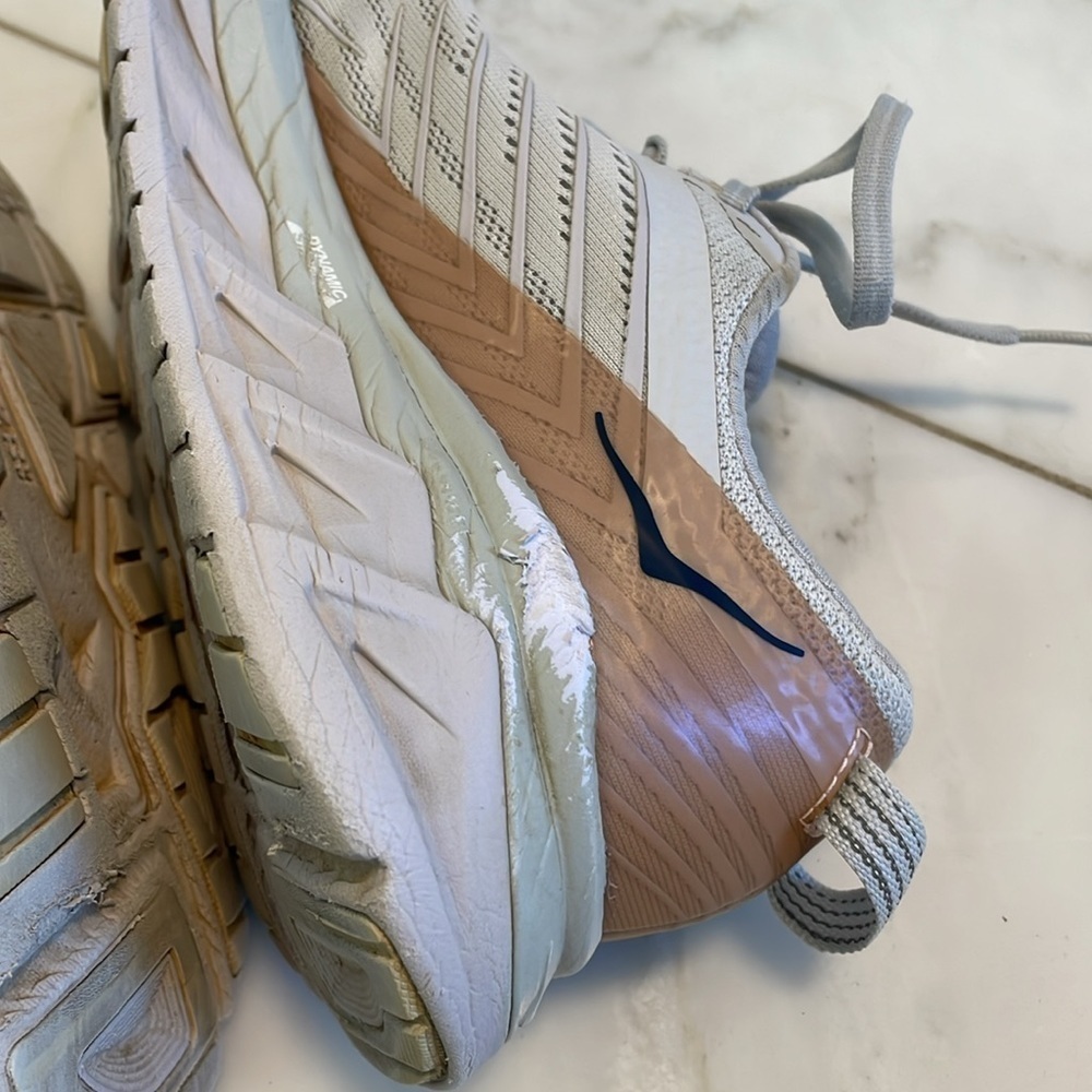 Hoka Arahi 4 cream/off-white knit runner, size 9 men’s, women’s 10.5/11 - Picture 8 of 10